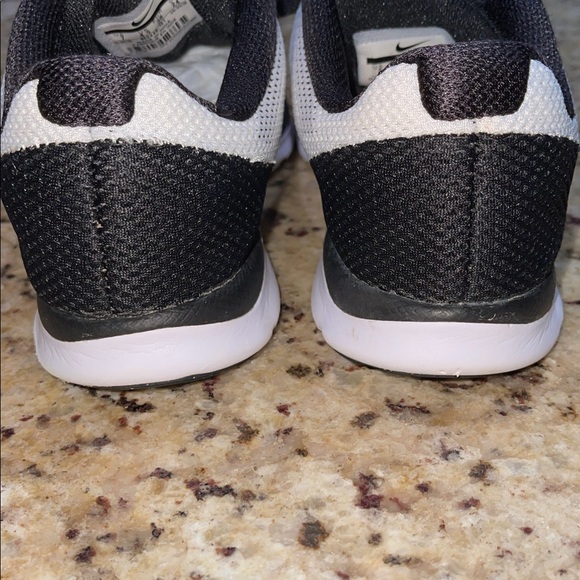 Nike Training Lightweight Mesh Sneakers in White and Black - Picture 4 of 12